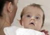 Як відрізнити блювання від зригування у немовляти після годування: ознаки та допомога новонародженому