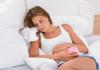 Причини болю внизу живота та відсутності менструації